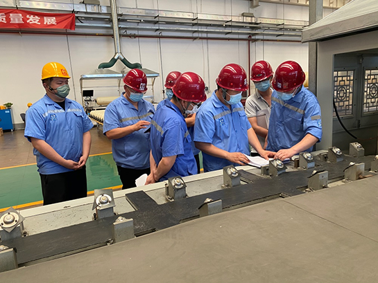 天海工業(yè)黨委書記、董事長李俊杰深入四型瓶車間調(diào)研指導(dǎo)工作 (1).png 天海工業(yè)黨委書記、董事長李俊杰深入四型瓶車間調(diào)研指導(dǎo)工作 (1).png